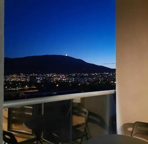 Cozy One-bedroom In Апартаменти *