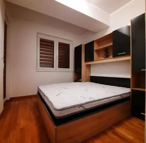 Cozy One-bedroom In Апартаменти *